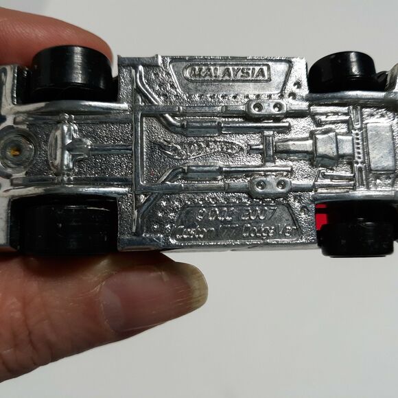 HOT WHEELS CUSTOM '77 DODGE VAN Mattel Die-Cast 2007 Silver with red flames - Picture 8 of 8